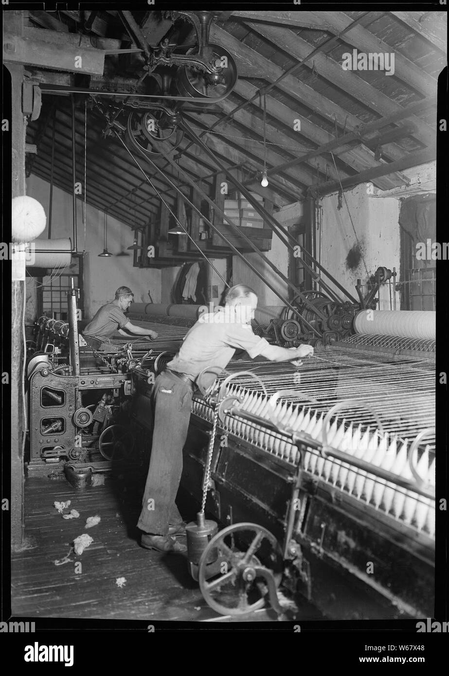 Philadelphia, Pennsylvania - Teppiche. Hardwick und Magee Co [zwei Männer Pulling Strings.] Stockfoto