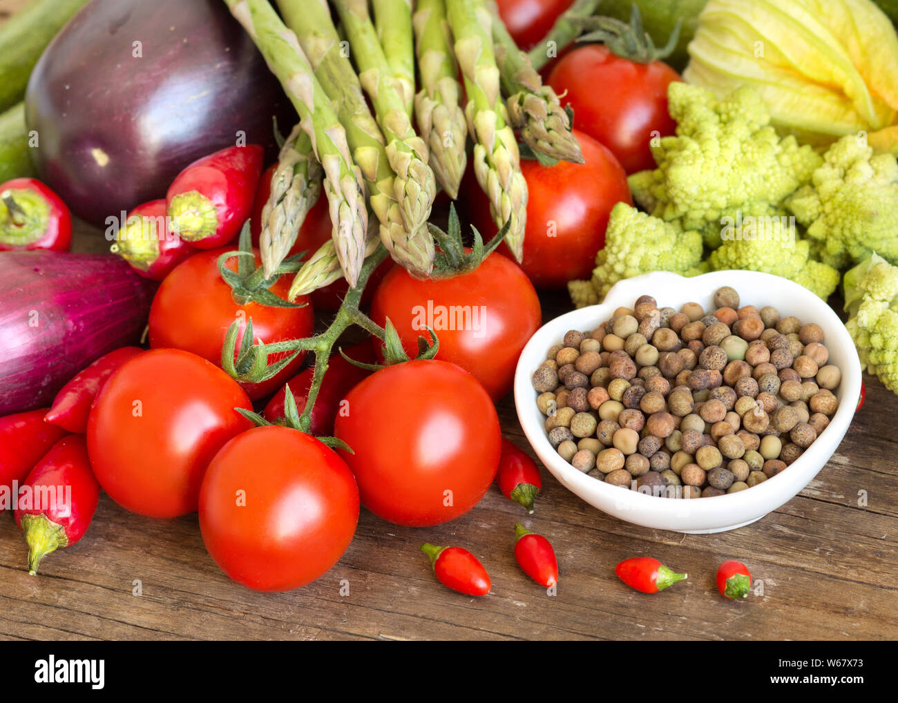 Raw organic roveja Bohnen und Gemüse auf hölzernen Tisch Stockfoto