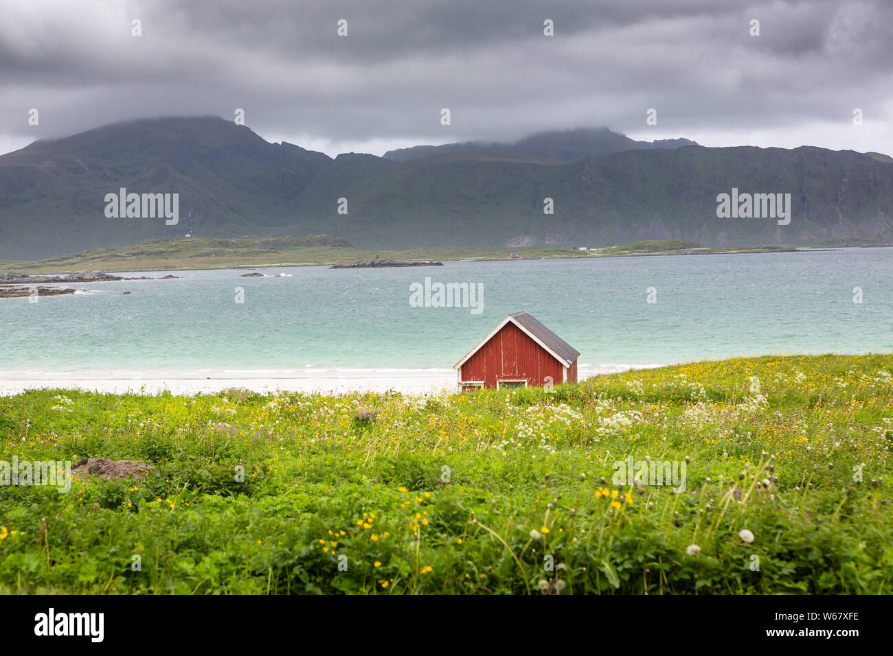 Angeln Shack am Strand von Ramberg auf der Insel Flakstadøya, Lofoten, Norwegen Stockfoto