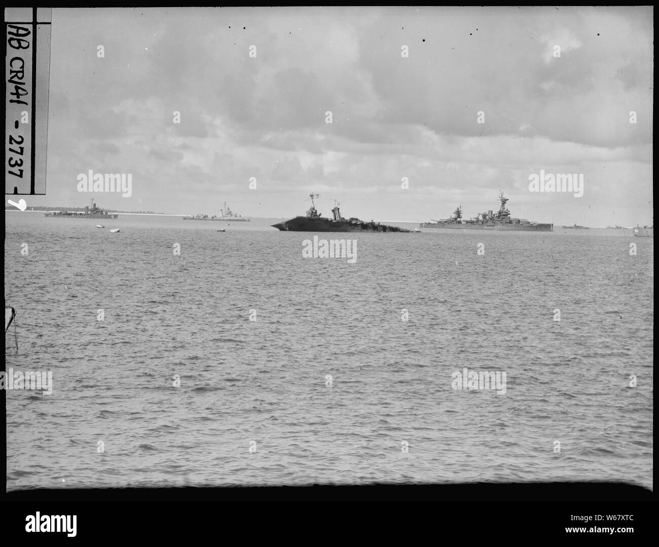 Foto von der USS Saratoga (CV-3) nach unten gehen, 1540 Baker Tag im Bikini Lagune während des Betriebs Kreuzung Stockfoto