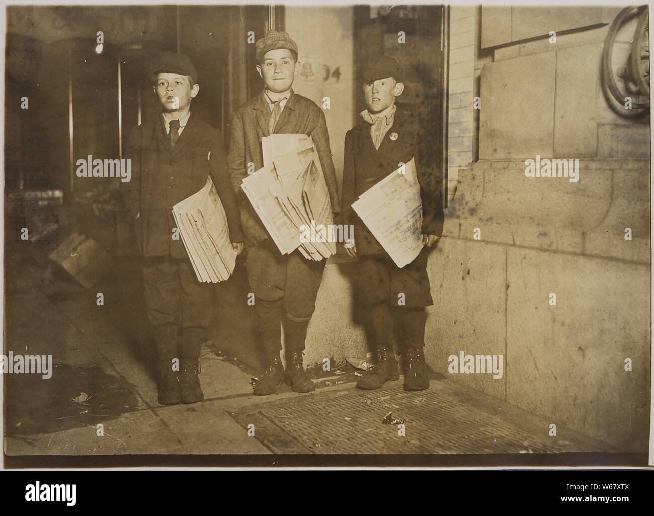 Foto nach Mitternacht am 17. April 1912 getroffen, G St. in der Nähe von 14. Diese jungen, 10, 11 und 12 Jahre alt, waren mit über 50 Veröffentlichungen in den Händen klebt, und schwor, sie bleiben würden, bis sie verkauft werden, wenn es die ganze Nacht. Der Älteste sagte, meine Mutter macht mich verkaufen.; Umfang und Inhalt: Das Feld "Titel" enthält eine Zusammenfassung der Notationen Lewis Hine auf der Rückseite des Fotos eingegeben. Stockfoto