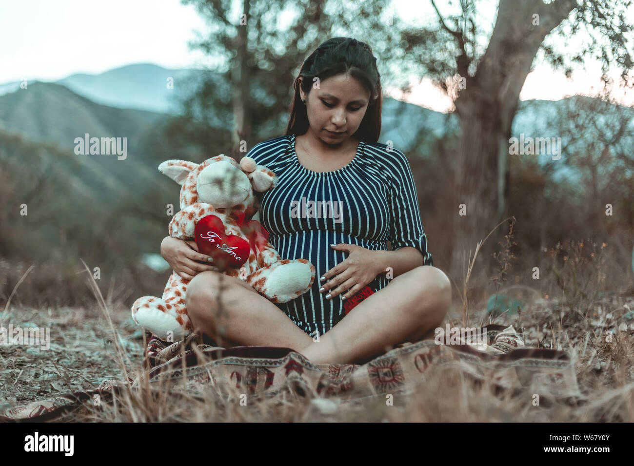 Schwangere Frau im Wald Stockfoto