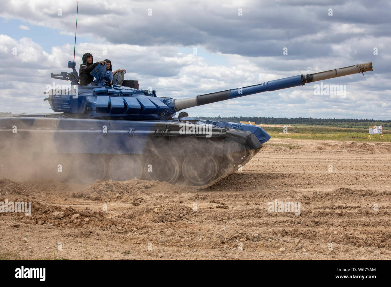 Ein Tank T-72 Teil der Ausbildung schießen vor dem internationalen Wettbewerb "Tank biathlon-2019" an einer militärischen Bereich start Stockfoto