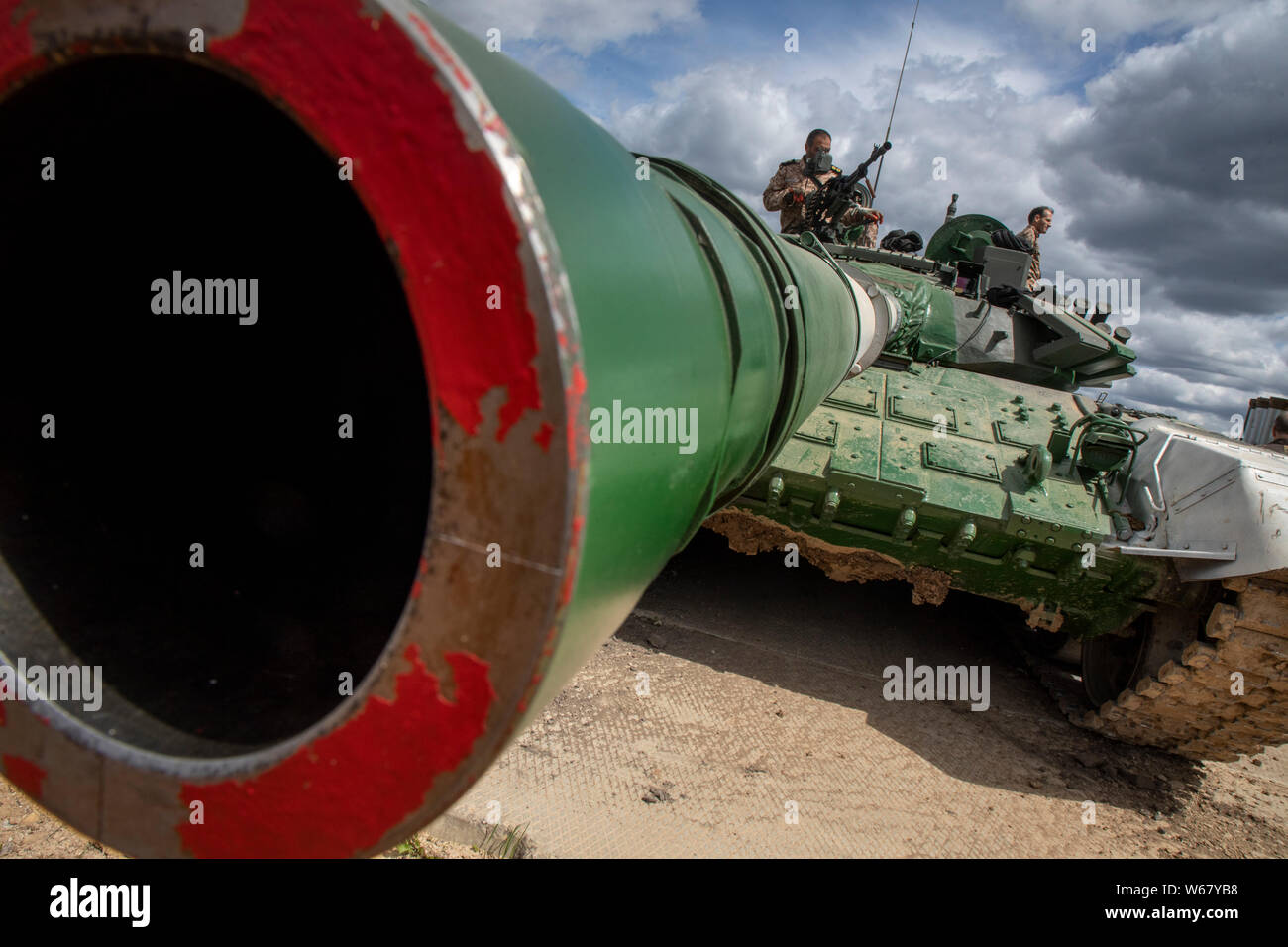 Tank crew Vorbereitung tank T-72 Teil der Ausbildung schießen vor dem internationalen Wettbewerb "Tank biathlon-2019" an einer militärischen Bereich start Stockfoto