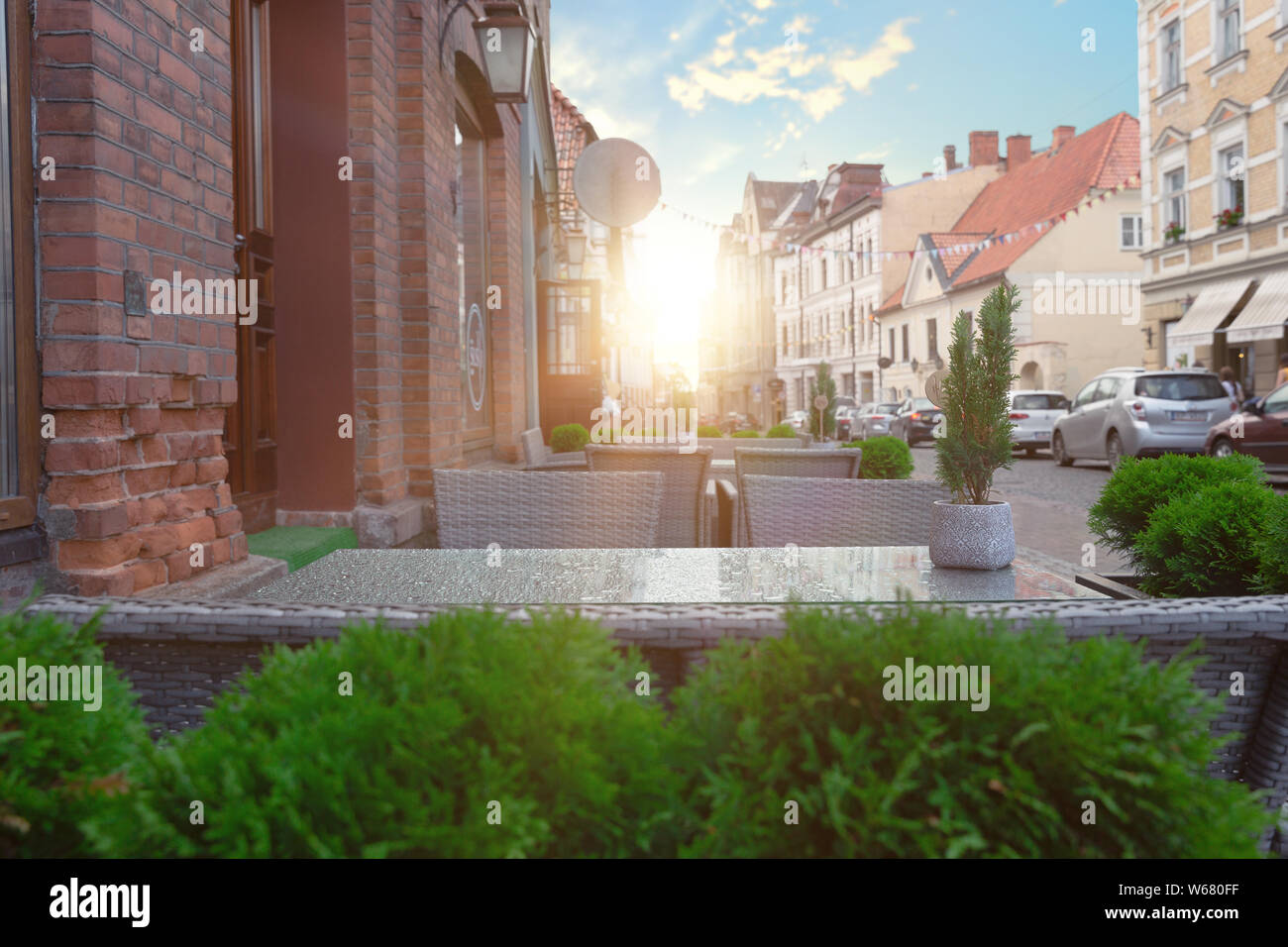 Gemütliches Café im Freien in Lettland. Blick auf die Straße, im Sommer Restaurant Stockfoto