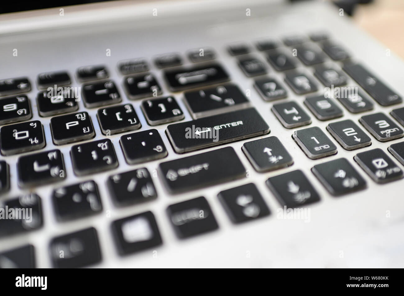 Close-up-Tasten Schwarz und Weiß mit Thai-English Tastatur am Laptop Stockfoto