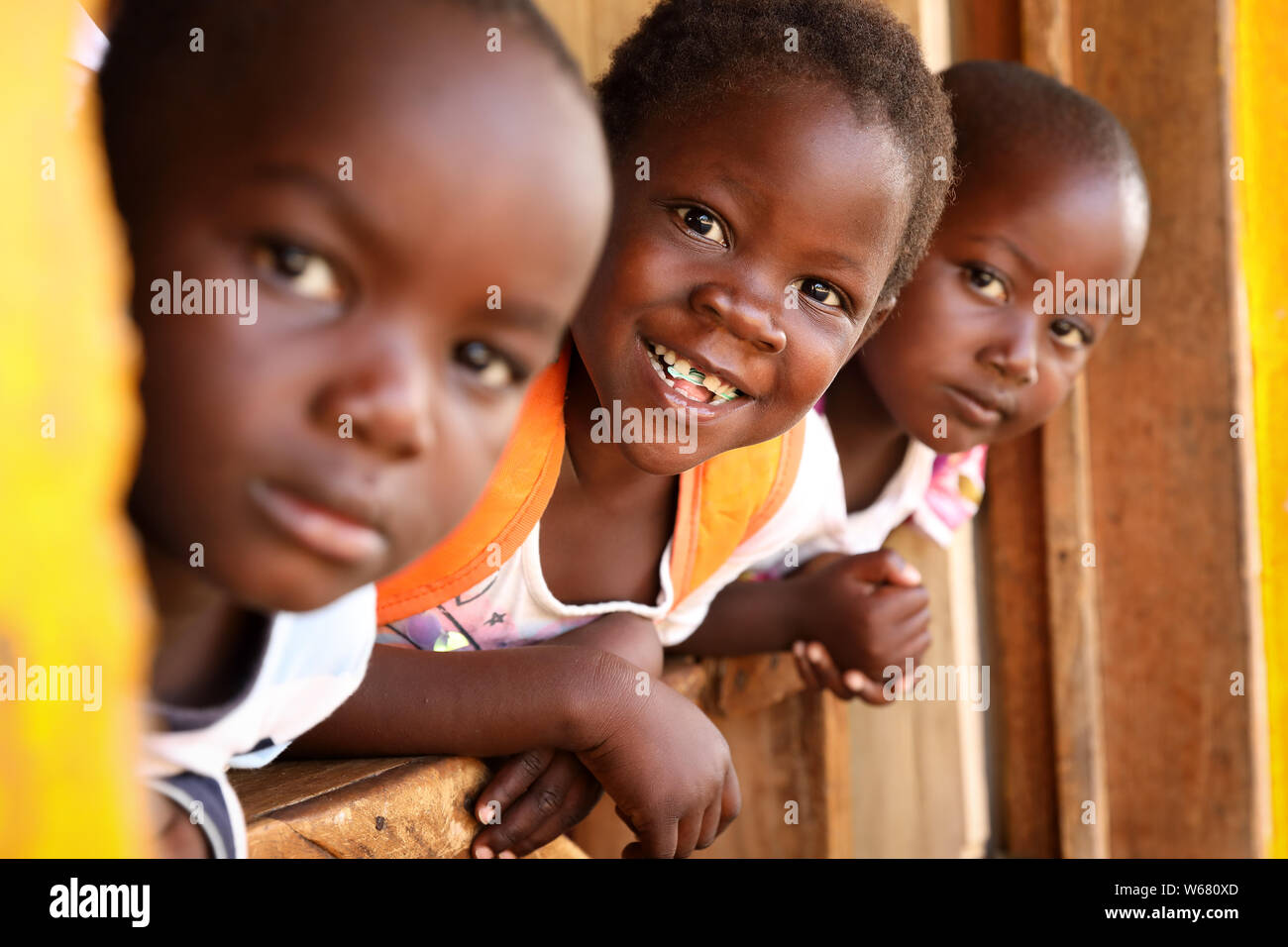 Studenten an das Fenster einer Grundschule in Nkhotakota, Malawi. Malawi ist eines der ärmsten Länder der Welt. Stockfoto