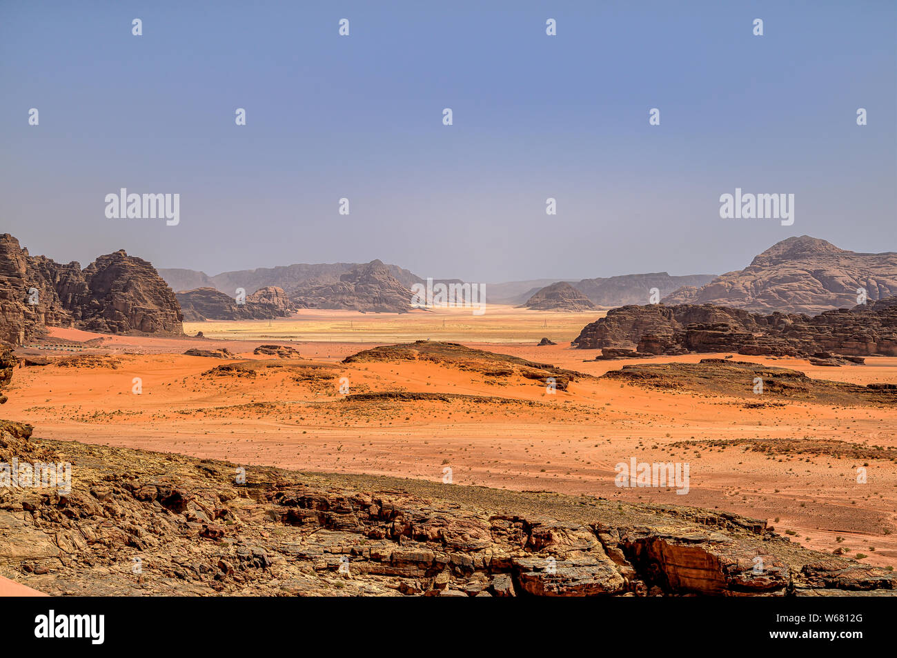 Die bunten Sand von der atemberaubenden Landschaft der Wüste im Wadi Rum Naturschutzgebiet im südlichen Jordanien Stockfoto