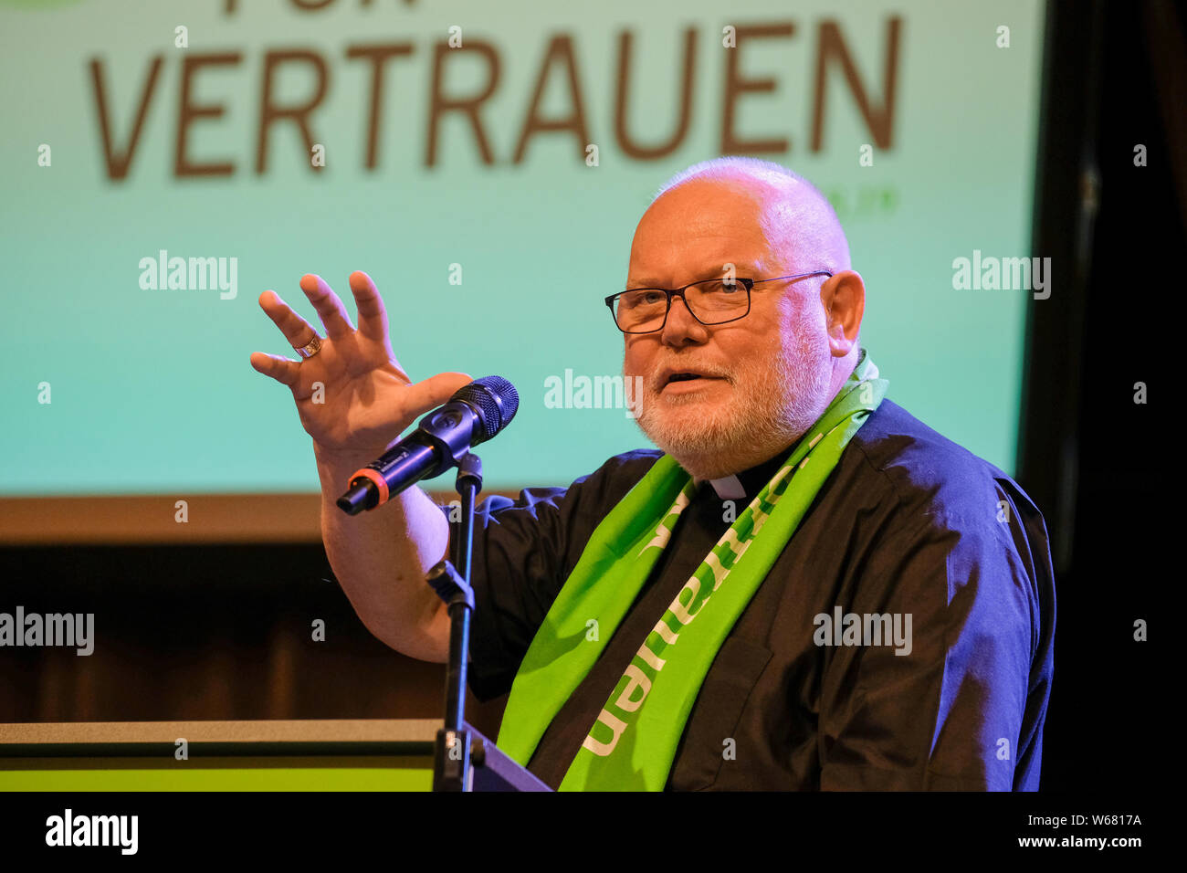 Der Vorsitzende der katholischen Deutschen Bischofskonferenz, Kardinal Reinhard Marx, hält eine Bibel Studie, die am Freitag (21.06.19) an der evangelische Kirchentag in Dortmund / Deutschland Stockfoto