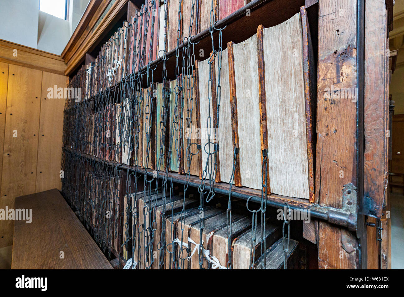 Mittelalterliche Bücher und Ketten an der Hereford Cathedral Chained Library, Herefordshire, England Stockfoto