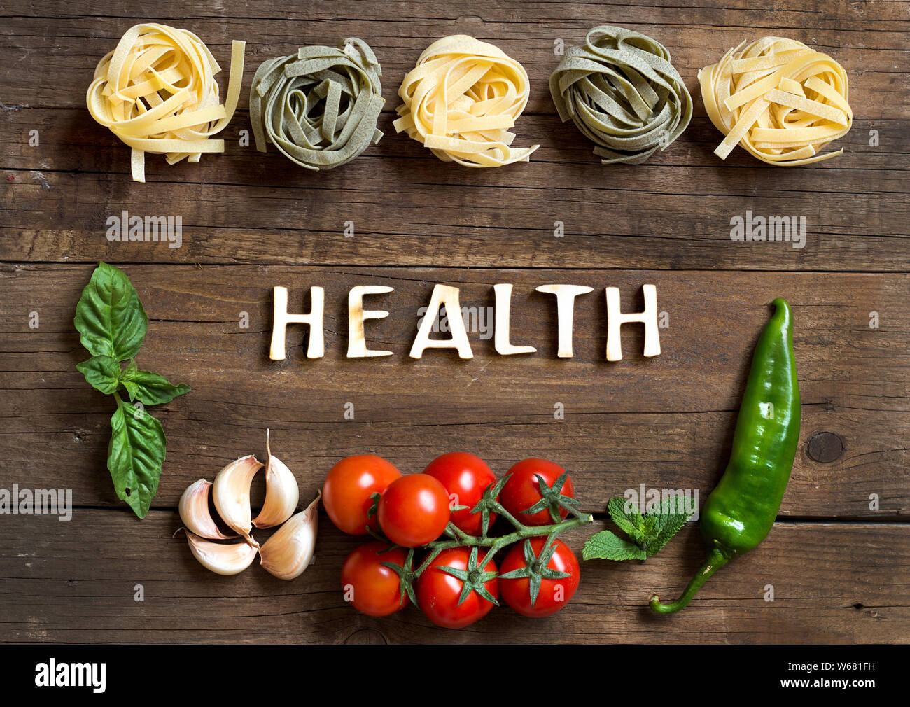 Pasta, Gemüse und Kräuter auf Holz Stockfoto