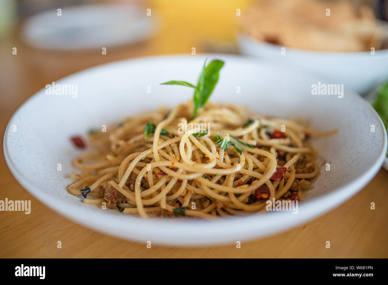 Spaghetti gebraten mit Basilikum und grünen Tee in Thai Fusion Style Stockfoto