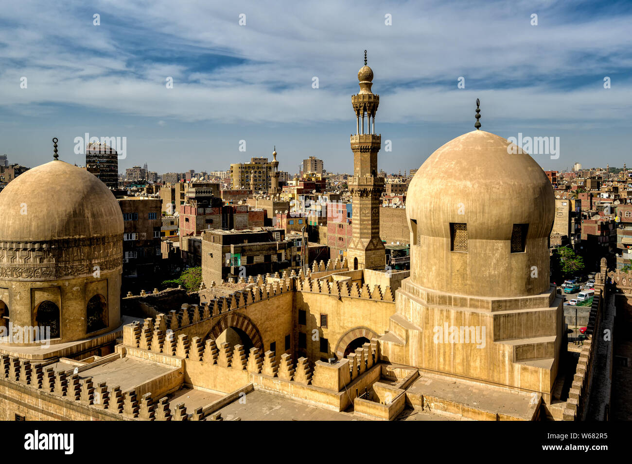 Die Skyline von Kairo und die Kuppeln der Moschee und der Madrasa von Amir Sarghatmish aus dem Minarett der Ibn Tulun Moschee Stockfoto