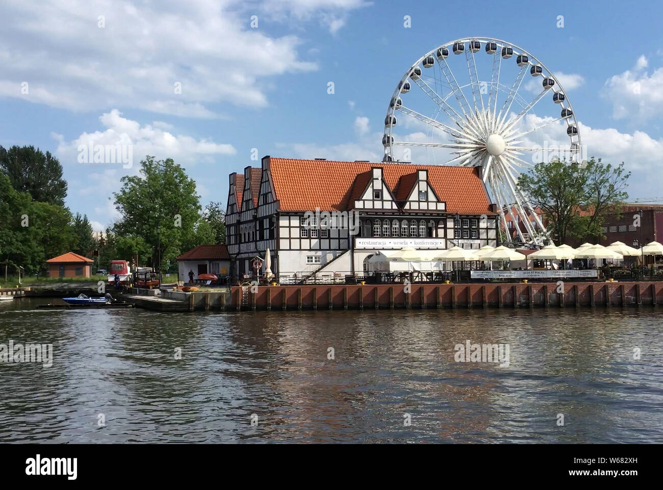 Entertainment Center mit Riesenrad auf dem Fluss Mottlau in Danzig - Polen. Stockfoto