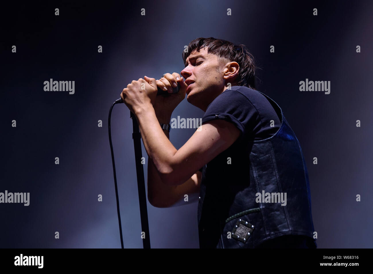 BILBAO, Spanien - 12 JUL: Julian Casablancas, Sänger der Anschläge (Band), führt im Konzert an BBK Live Musik Festival 2019 am 12. Juli 2019 in Bilb Stockfoto