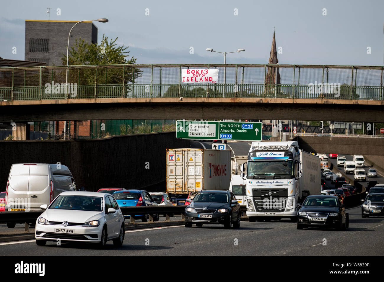 Eine Nachricht auf einem weißen Blatt mit Boris aus Irland geschrieben, unterschrieben mit dem Buchstaben OSF, auf einem Weg in der Nähe von nationalistischen Bereich der Falls Road in Belfast platziert worden ist, wie es der M1 Autobahn kreuzt. Stockfoto