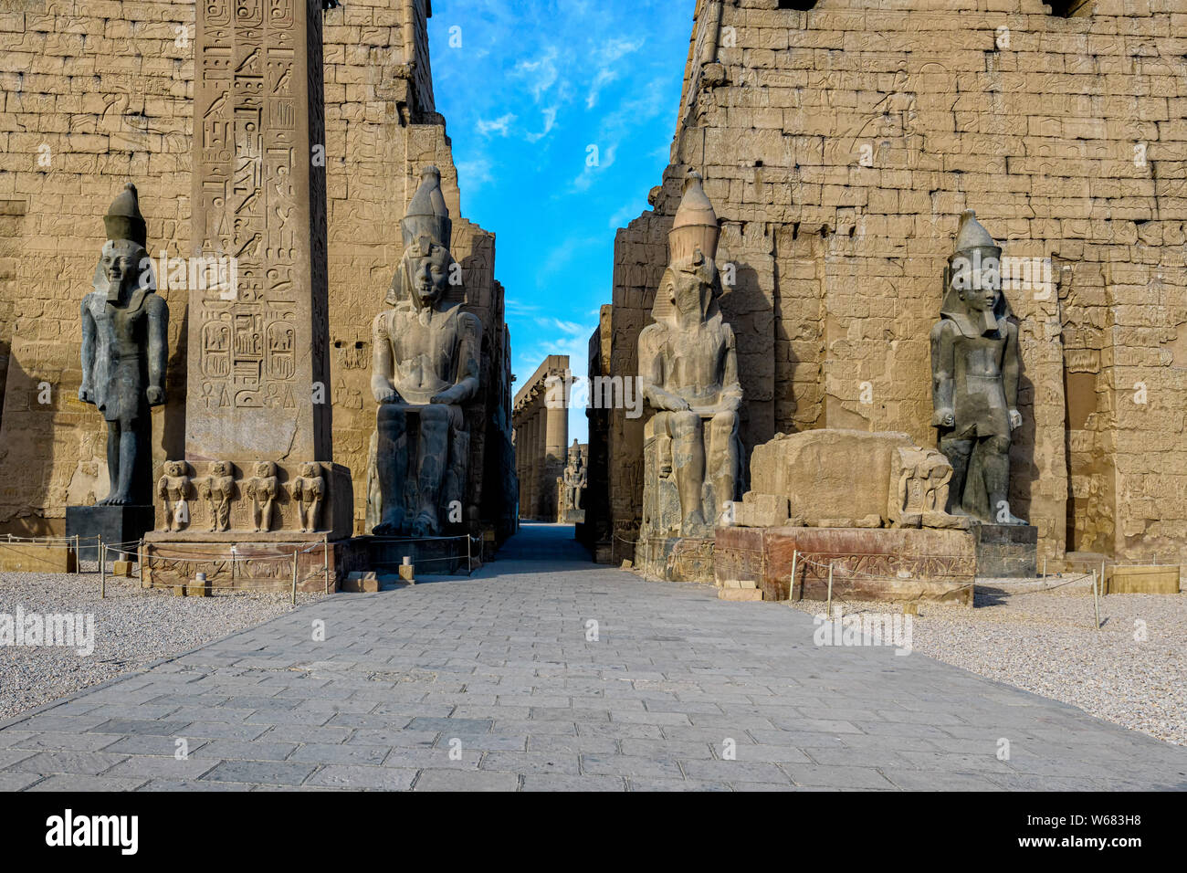 Der Eingang zum Tempel von Luxor mit dem massiven ersten Pylon und kolossale Statuen von Ramses II. Stockfoto