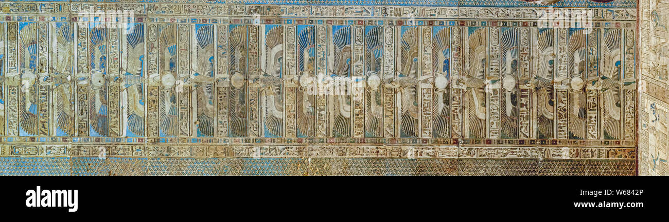 Geier-Motiv an der Decke der ersten Hypostyle-Halle, am Tempel von Hathor im Dendera-Tempelkomplex, Ägypten Stockfoto