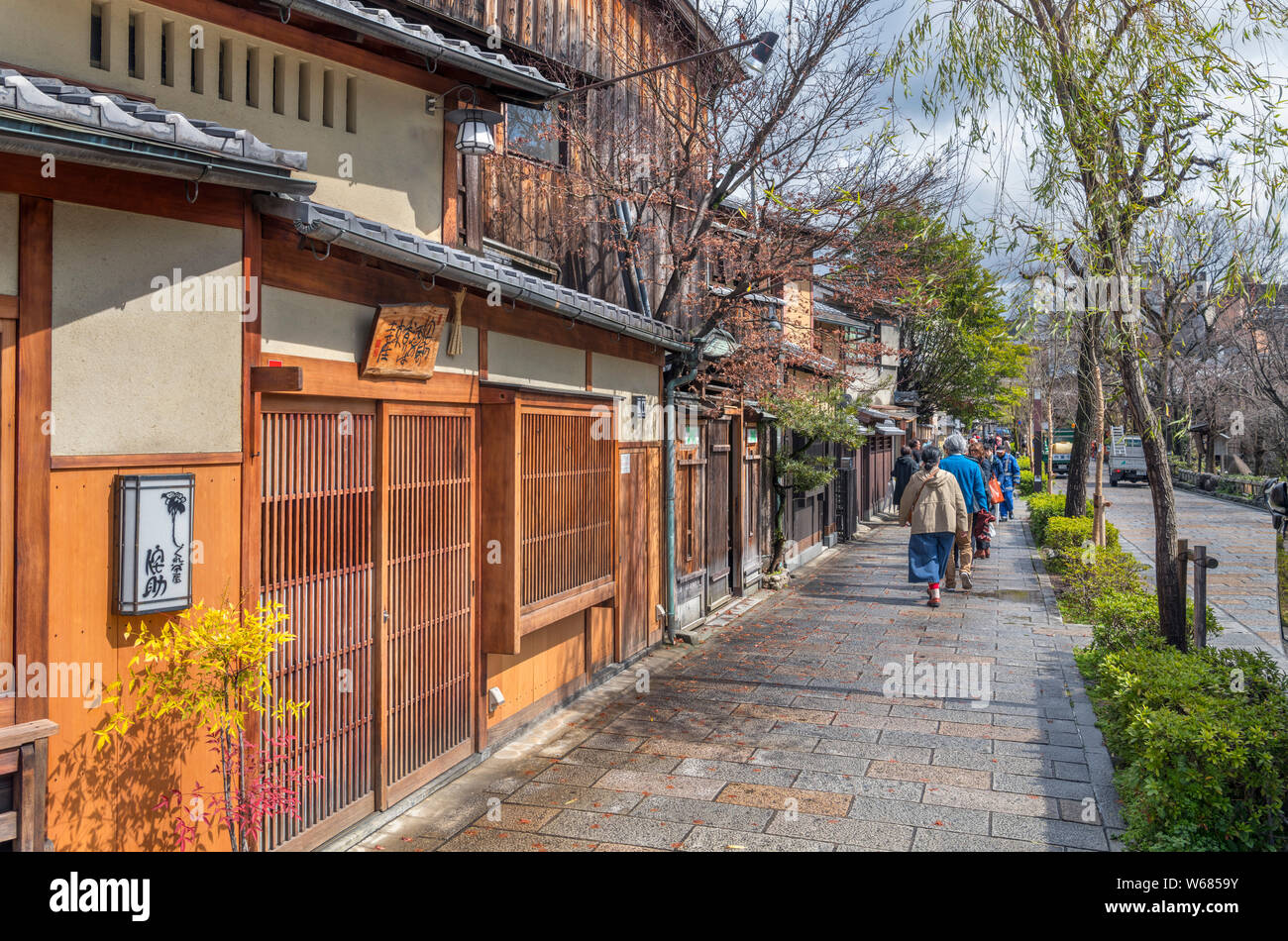Traditionelle japanische Bauten auf Shirakawa Straße im historischen Stadtteil Gion von Kyoto, Japan Stockfoto