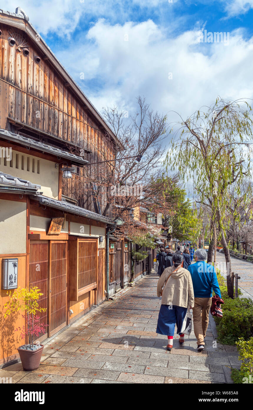 Traditionelle japanische Bauten auf Shirakawa Straße im historischen Stadtteil Gion von Kyoto, Japan Stockfoto