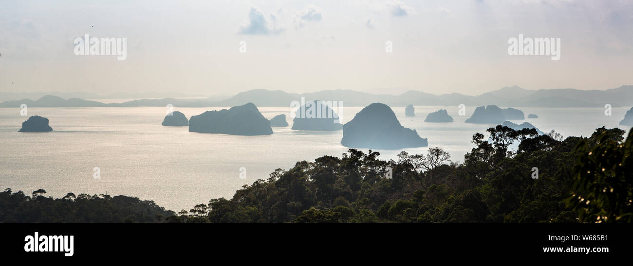 Blick auf den Karst Inseln der Phang-Nga-Bucht, Krabi, Thailand, aus der Registerkarte Kak hängen Nak Hill Nature Trail. Stockfoto