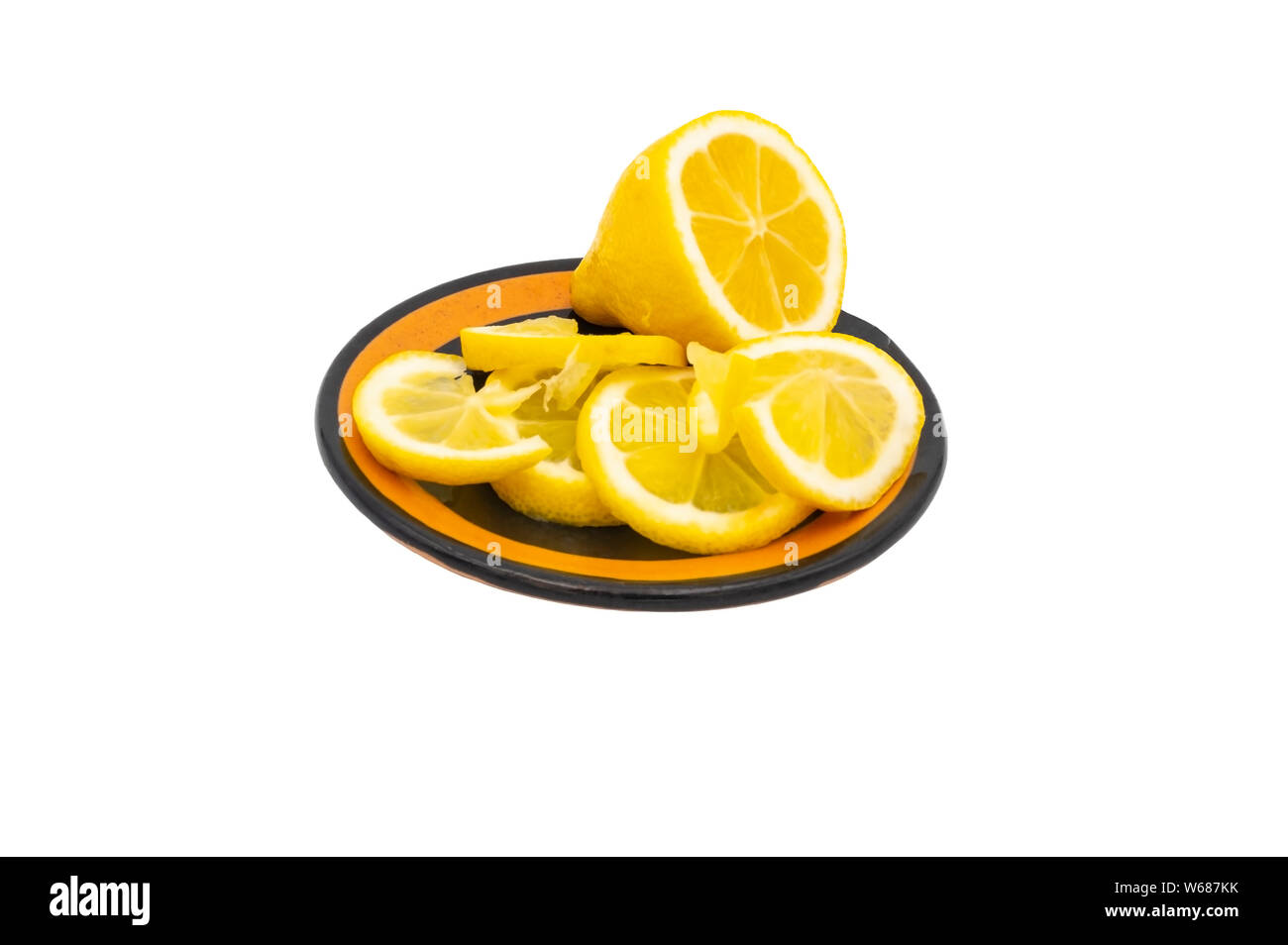 Zitrone in Scheiben schneiden auf einer Untertasse. isoliert weißer Hintergrund. Stockfoto
