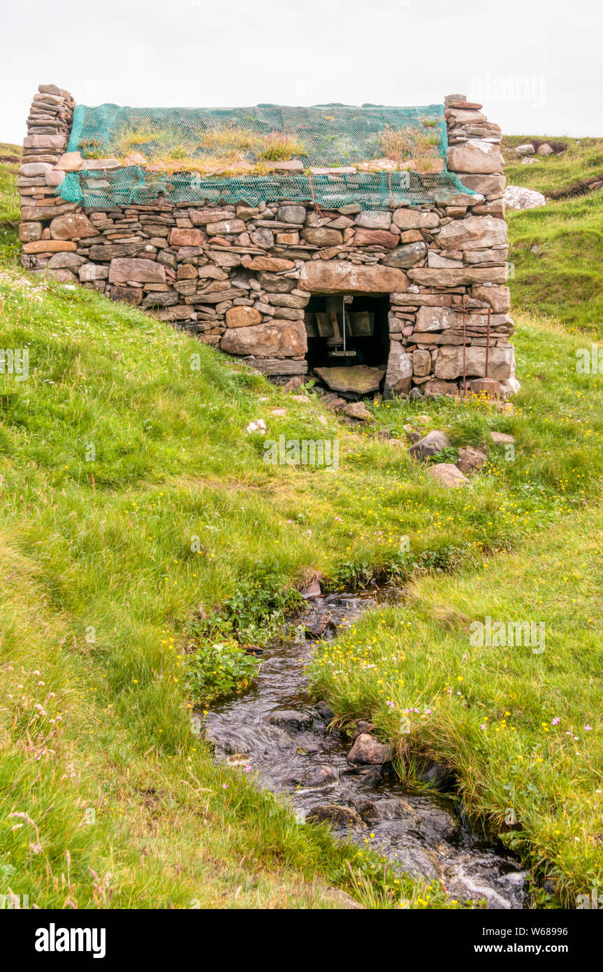 Eine der horizontalen wiederhergestellt, Norse, klack Mühlen oder klicken Sie auf die Mühlen an Huxter auf dem Festland Shetland. Stockfoto