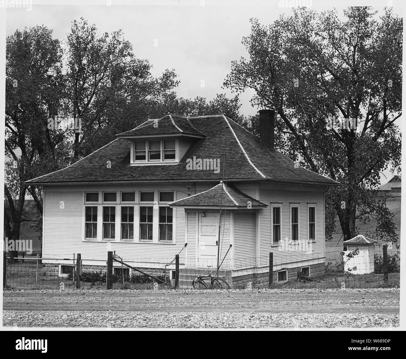 Shelby County, Iowa. Die allgemeine Haltung in dieser Gemeinschaft über Bildung ist, dass jedes Kind shou. . .; Umfang und Inhalt: Die Bildunterschrift lautet wie folgt: Shelby County, Iowa. Die allgemeine Haltung in dieser Gemeinschaft über Bildung ist, dass jedes Kind durch High School gehen sollte, aber das, es sei denn, er wolle sich auf in eine Art von spezialisierten Arbeit zu gehen, Bildung jenseits der zwölften Klasse ist unnötig. ...[Dies ist eine Szene] innerhalb und außerhalb einer typischen 1-Zimmer School House. Stockfoto