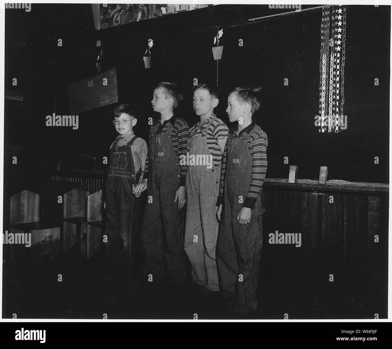 Shelby County, Iowa. Die allgemeine Haltung in dieser Gemeinschaft über Bildung ist, dass jedes Kind shou. . .; Umfang und Inhalt: Die Bildunterschrift lautet wie folgt: Shelby County, Iowa. Die allgemeine Haltung in dieser Gemeinschaft über Bildung ist, dass jedes Kind durch High School gehen sollte, aber das, es sei denn, er wolle sich auf in eine Art von spezialisierten Arbeit zu gehen, Bildung jenseits der zwölften Klasse ist unnötig. [Dieses Bild ist eines von mehreren] Szenen innerhalb und ein typisches außerhalb - Zimmer School House. Stockfoto