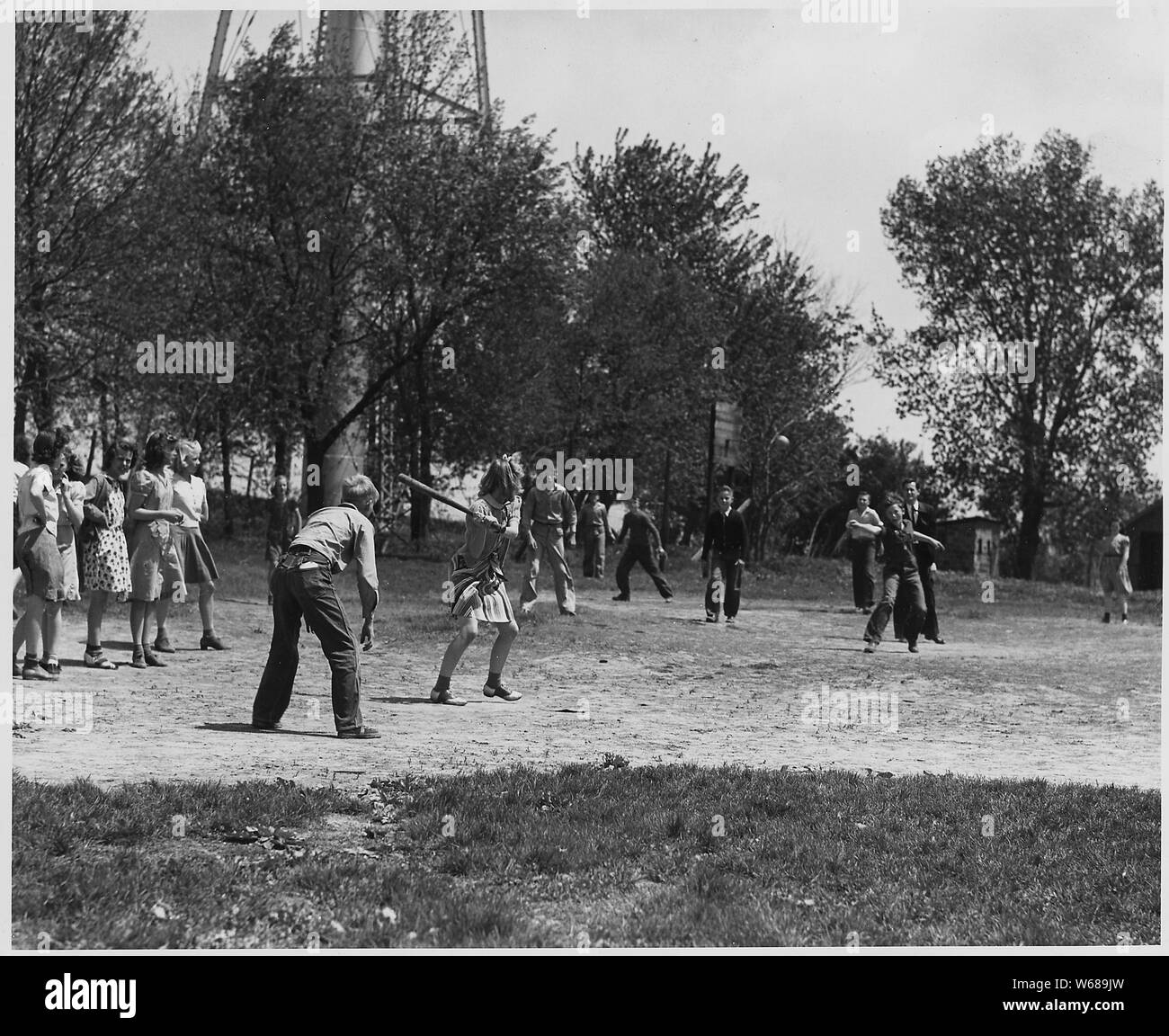 Shelby County, Iowa. Die allgemeine Haltung in dieser Gemeinschaft über Bildung ist, dass jedes Kind shou. . .; Umfang und Inhalt: Die Bildunterschrift lautet wie folgt: Shelby County, Iowa. Die allgemeine Haltung in dieser Gemeinschaft über Bildung ist, dass jedes Kind durch High School gehen sollte, aber das, es sei denn, er wolle sich auf in eine Art von spezialisierten Arbeit zu gehen, Bildung jenseits der zwölften Klasse ist unnötig.... Außerdem gibt es 11 Land Schulen, von denen 9 in Betrieb während 1940. ...[Eine von mehreren Bilder] in und um die konsolidierte Schule genommen. [Irwin konsolidierte Hoch und Gr Stockfoto