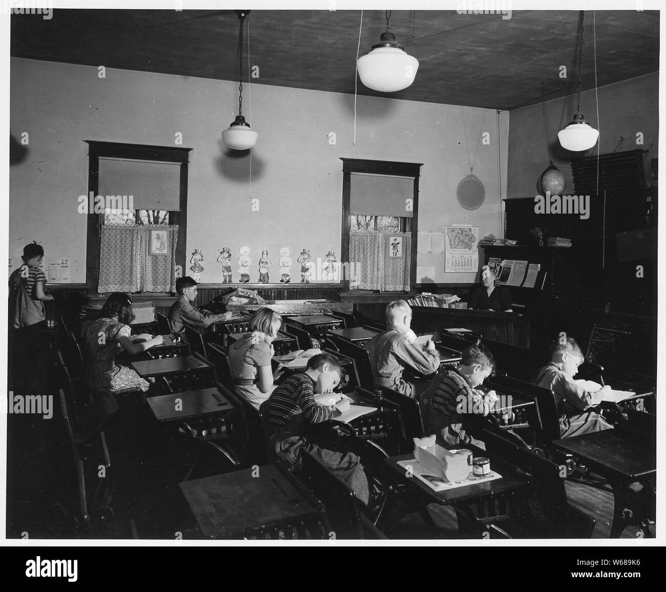 Shelby County, Iowa. Die allgemeine Haltung in dieser Gemeinschaft über Bildung ist, dass jedes Kind shou. . .; Umfang und Inhalt: Die Bildunterschrift lautet wie folgt: Shelby County, Iowa. Die allgemeine Haltung in dieser Gemeinschaft über Bildung ist, dass jedes Kind durch High School gehen sollte, aber das, es sei denn, er wolle sich auf in eine Art von spezialisierten Arbeit zu gehen, Bildung jenseits der zwölften Klasse ist unnötig. [Dieses Bild ist eines von mehreren] Szenen innerhalb und ein typisches außerhalb - Zimmer School House. Stockfoto