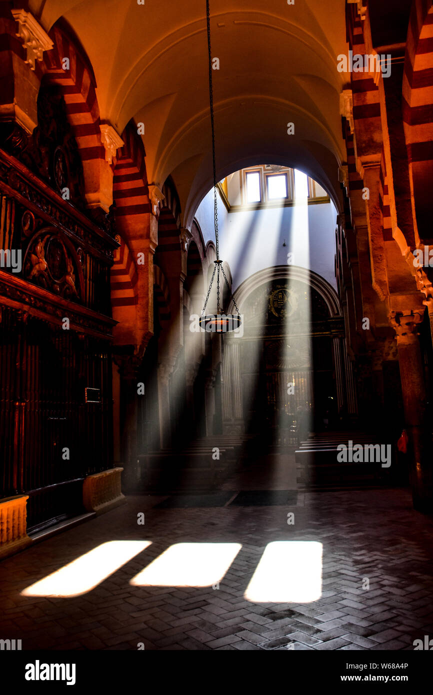 Wellen von Licht, Sonnenstrahlen, Mezquita Cordoba, Andalusien, Spanien Stockfoto