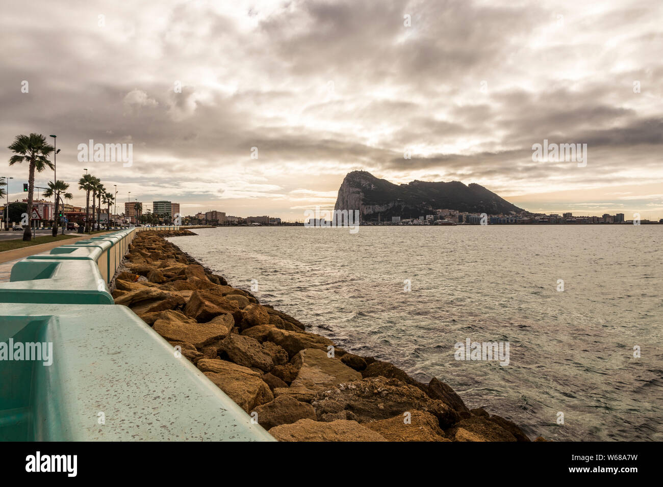 Blick auf den Felsen von Gibraltar von La Linea de la Concepción, Spanien, an einem schönen, sonnigen Sommertag Stockfoto