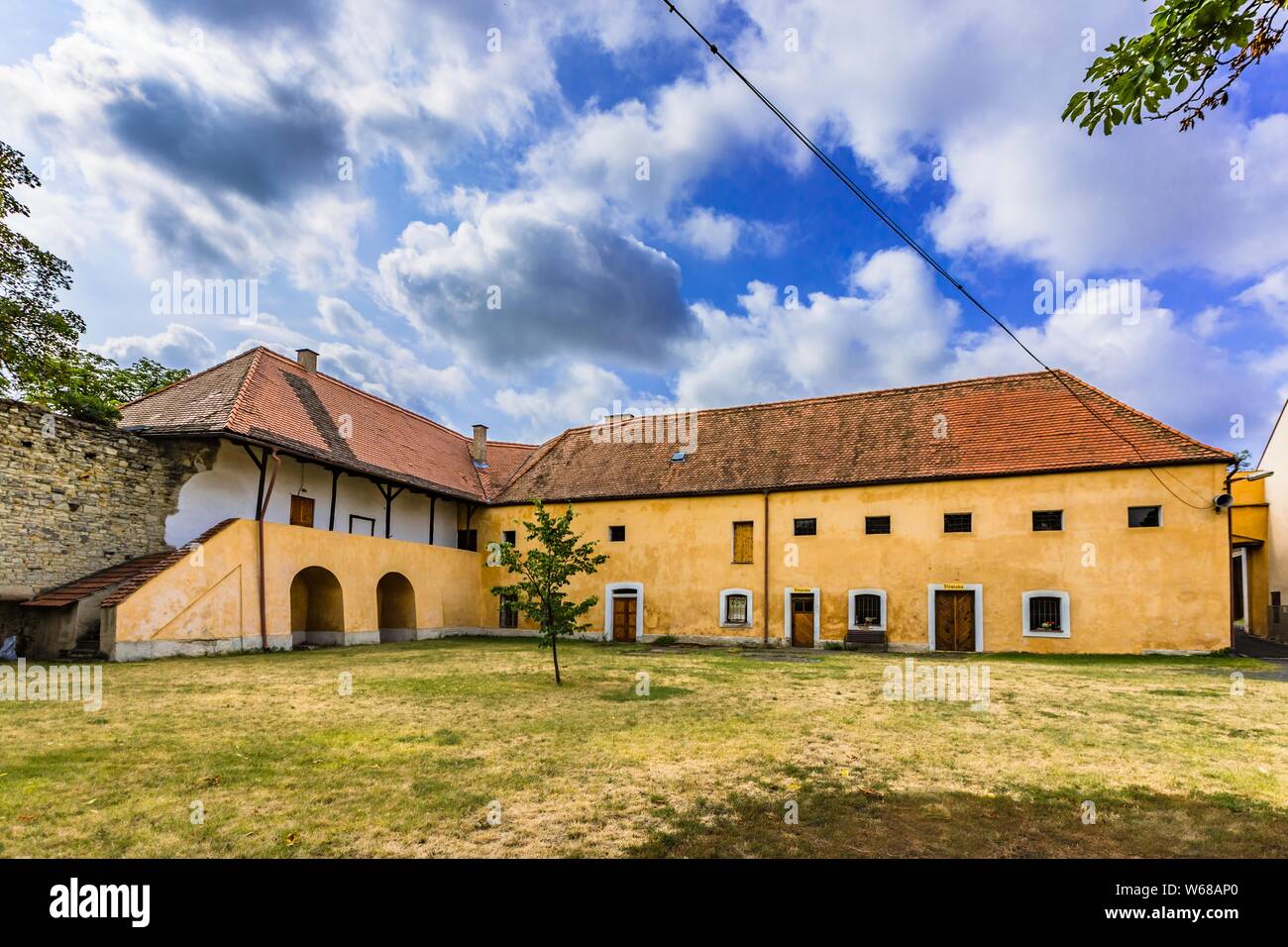 Panensky Tynec, Tschechische Republik - 15. Juli 2019: Gelbes Gebäude des ehemaligen Kloster der Klarissen, heute der Stadtverwaltung. Sommertag. Stockfoto
