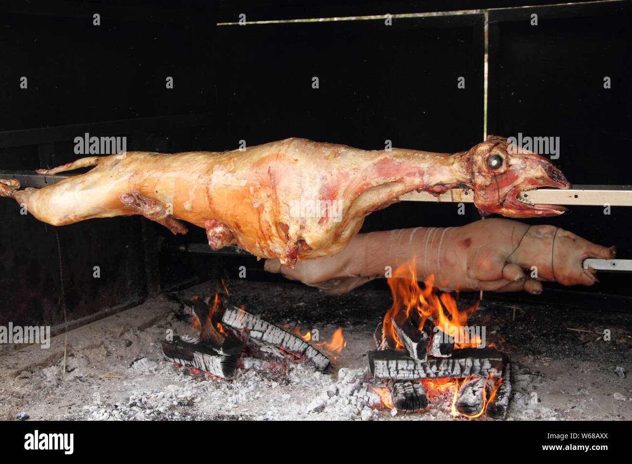 Ein frisches Lamm und Schwein am Grill Stockfoto