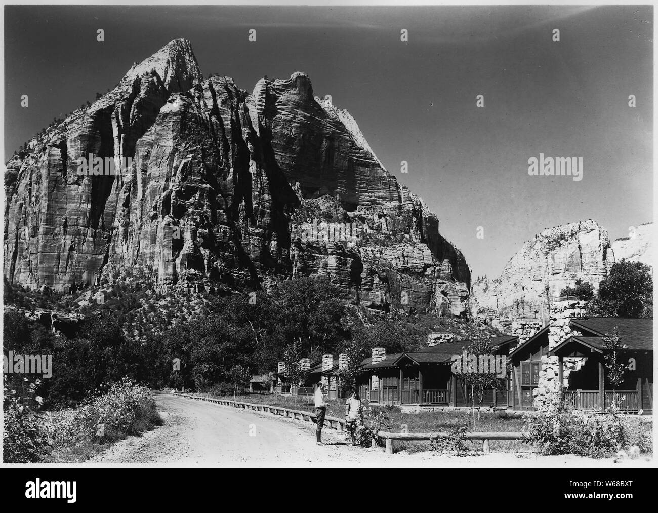 Speerspitze Berg von unten Zion Lodge. Speerspitze auf der linken Seite. Gesamte Berg rief das Kloster und manchmal Cathedral Mountain. Stockfoto