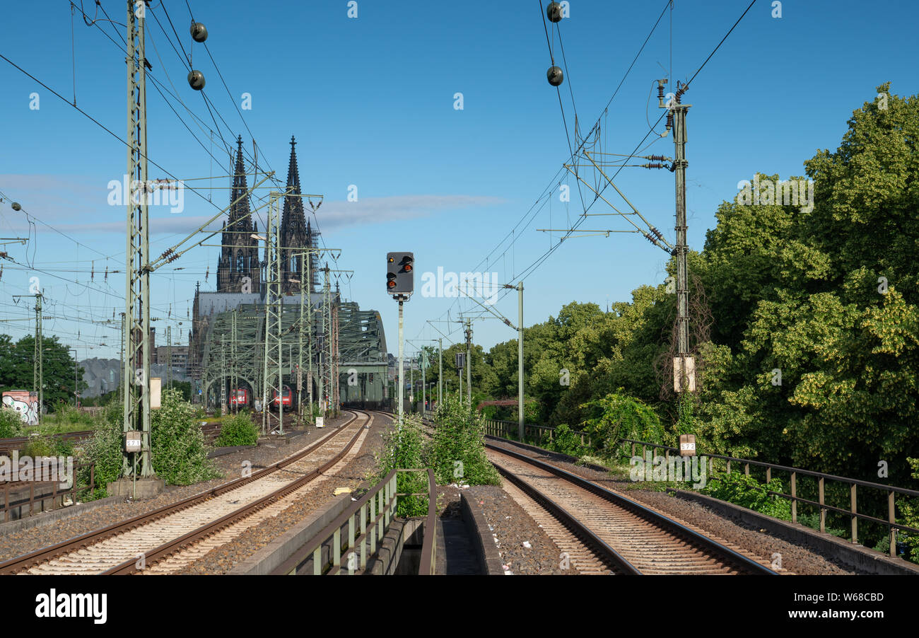 Köln, Deutschland - 13. Juni 2019: Die städtische Infrastruktur, Eisenbahn mit dem Kölner Dom im Hintergrund Am 13. Juni 2019 in Deutschland Stockfoto