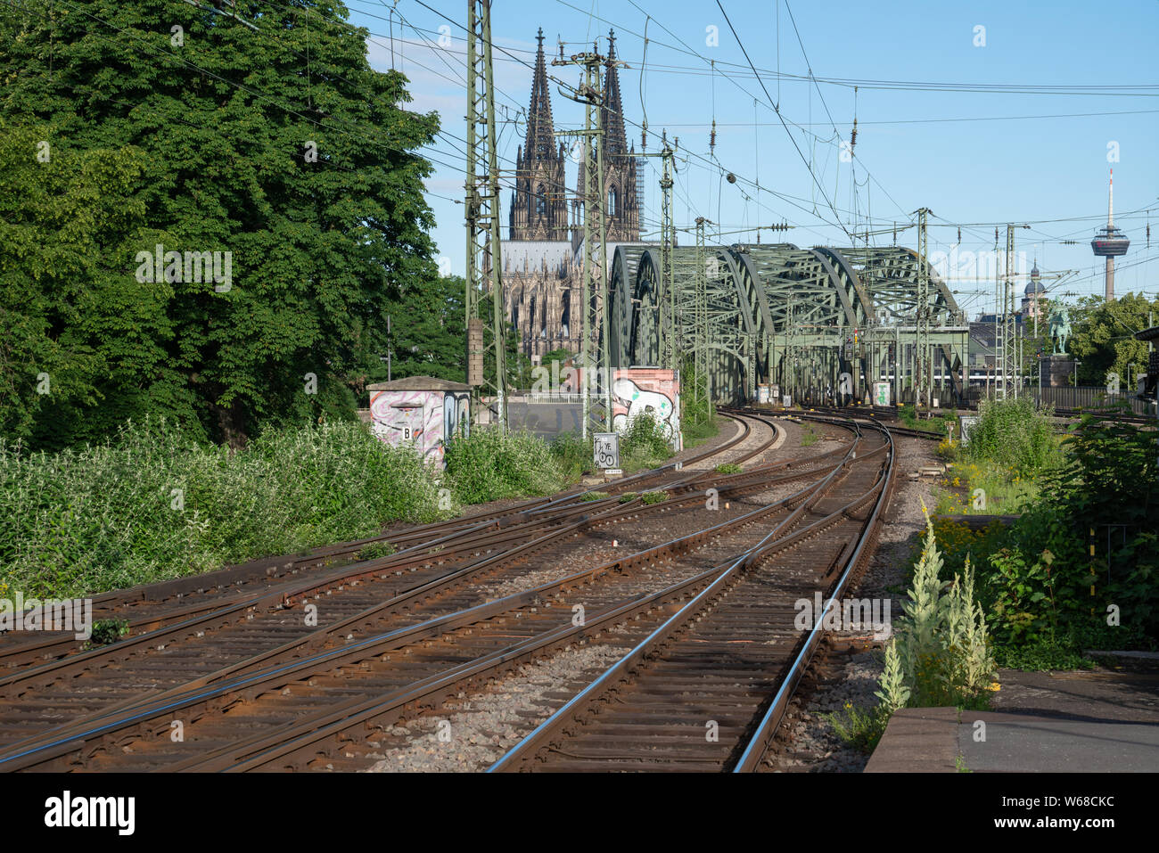 Köln, Deutschland - 13. Juni 2019: Die städtische Infrastruktur, Eisenbahn mit dem Kölner Dom im Hintergrund Am 13. Juni 2019 in Deutschland Stockfoto