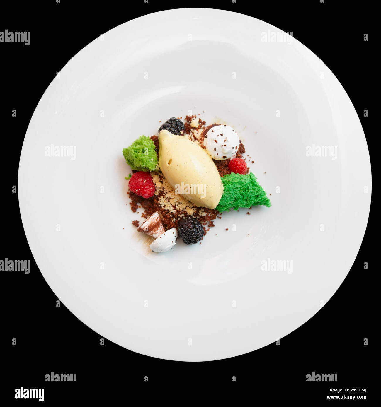 Elegante Dessert in der Platte auf schwarzem Hintergrund Stockfoto