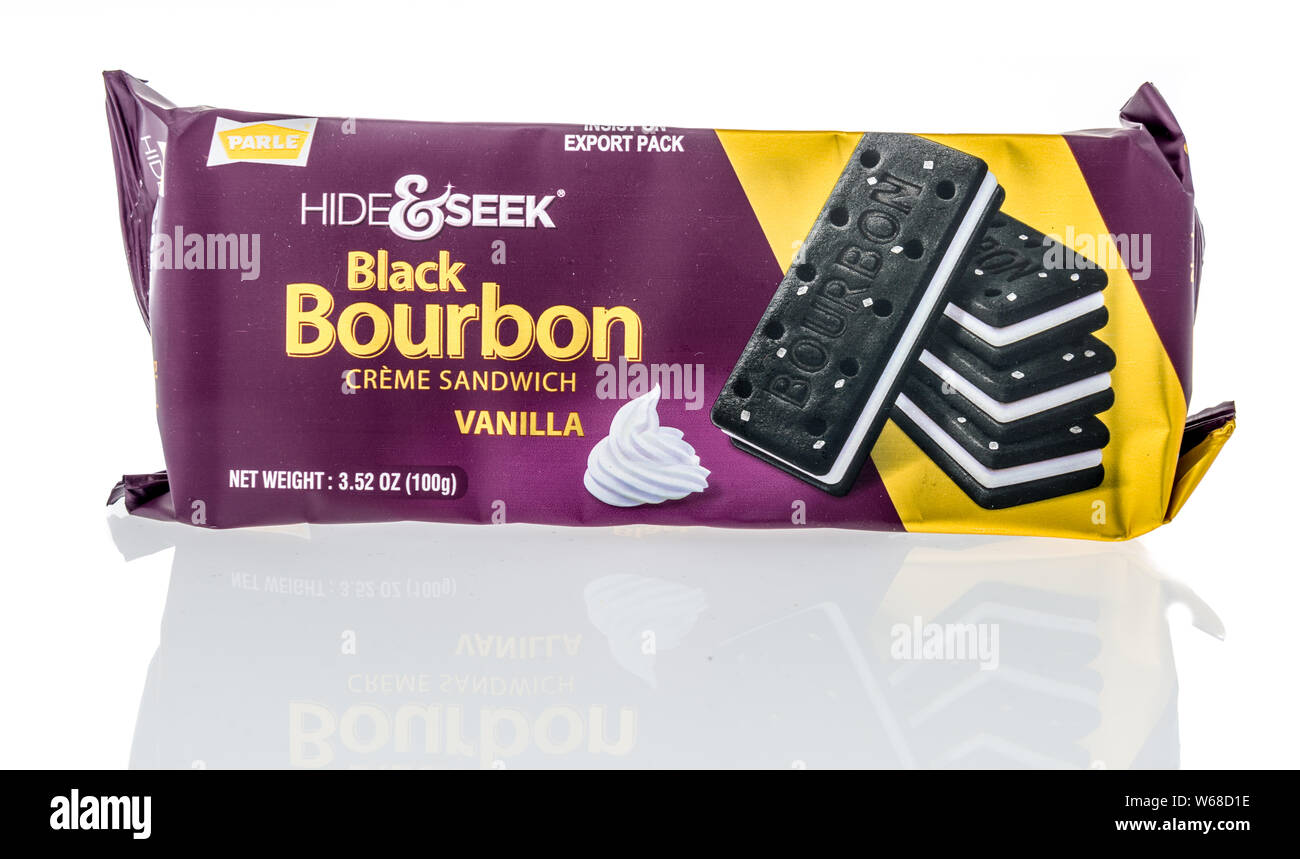 Winneconne, WI - 10 Juli 2019: ein Paket von Parle Verstecken und Suchen schwarze Bourbon Creme Sandwich Cookies auf einer isolierten Hintergrund Stockfoto