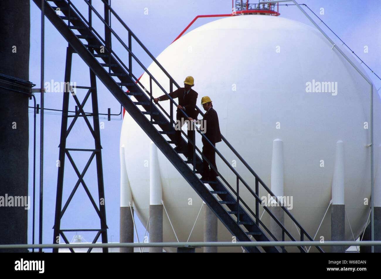 Zwei Männer prüfen ein Louisiana Ölraffinerie. Stockfoto