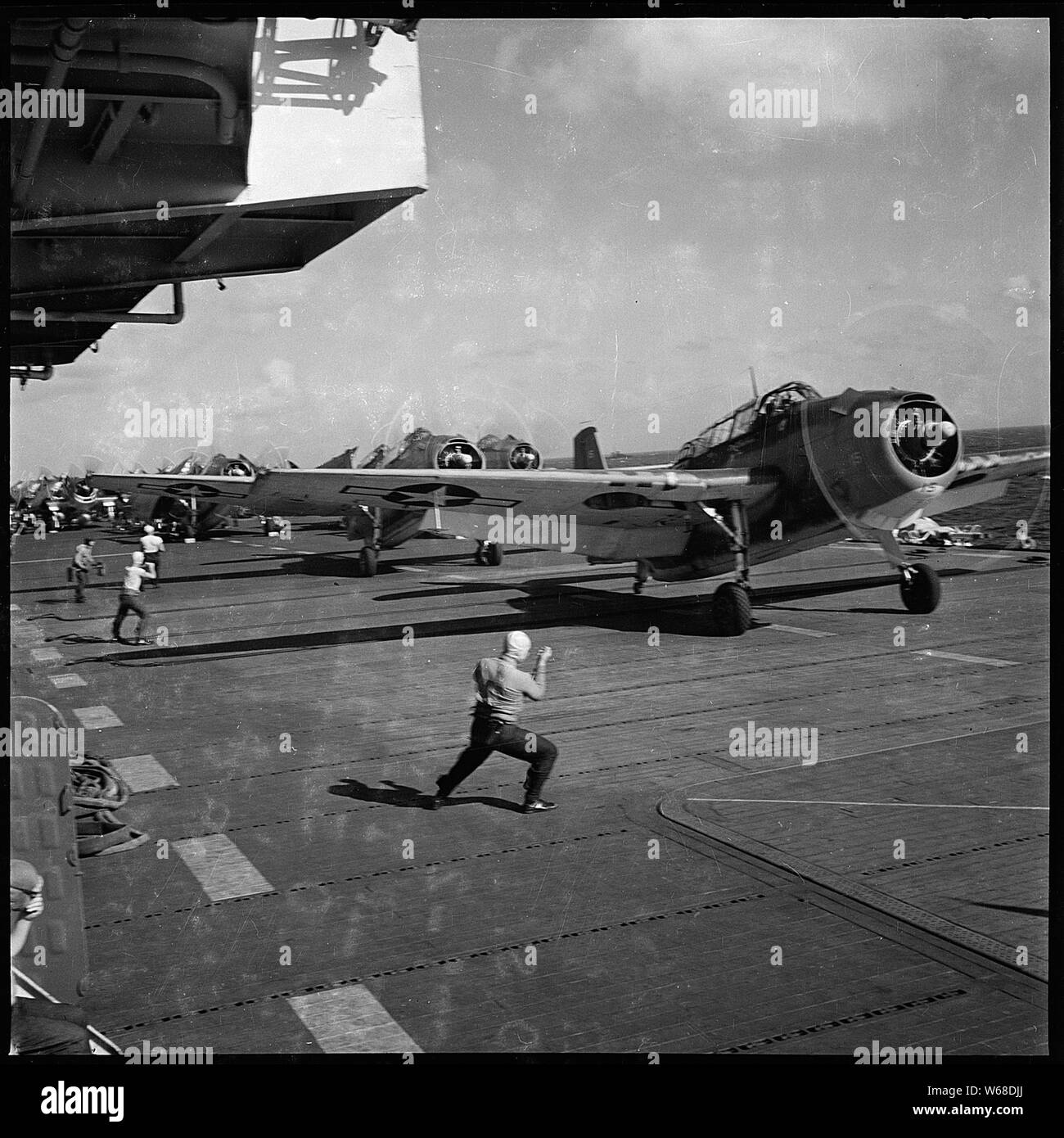 Die TBF an Bord der USS Monterey (CVL-26), Flight Deck für eine Bombardierung Mission über Tinian Island, nächsten japanischen Insel Saipan statt. Stockfoto