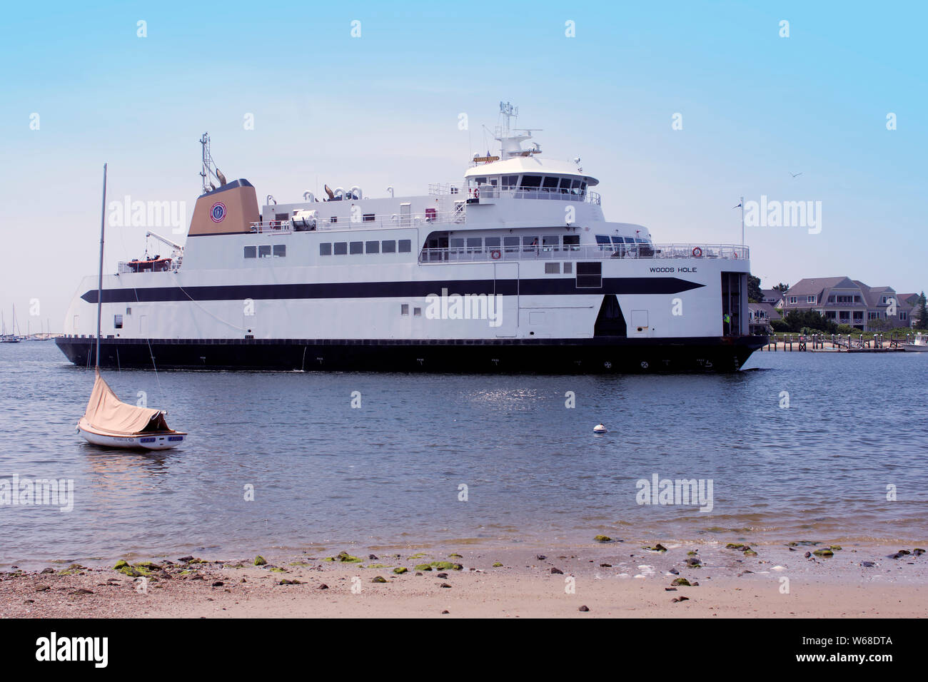 Die Nantucket Ferry 'Woods Hole "Ankunft im Hafen von Hyannis, Massachusetts, USA Stockfoto