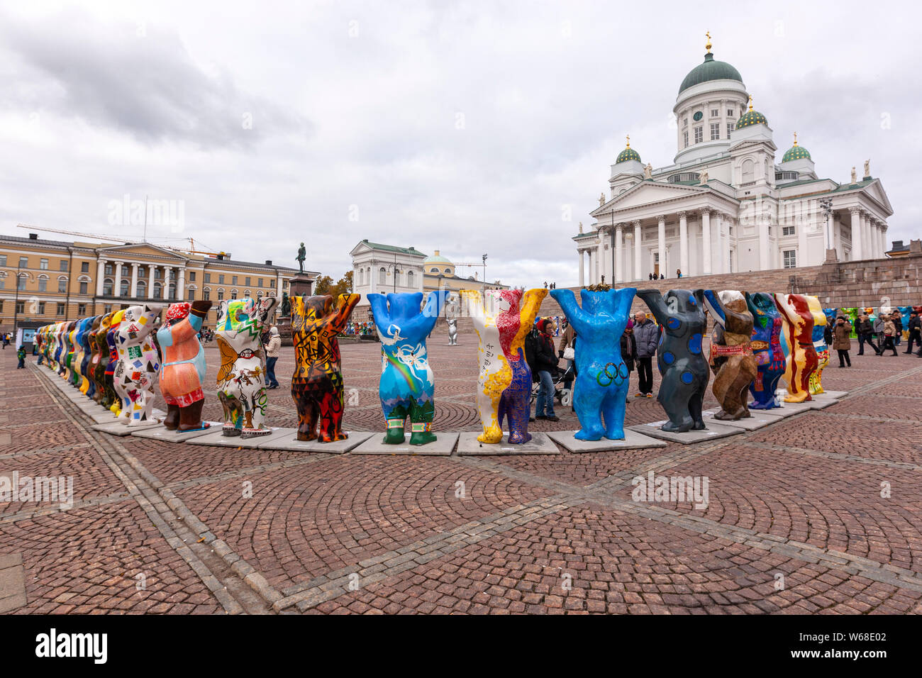 Die United Buddy Bears Ausstellung, Fiberglas, Skulpturen, Klaus und Eva Herlitz, mit Bildhauer Roman Strobl, Helsinki Senate Platz und die Kathedrale Stockfoto