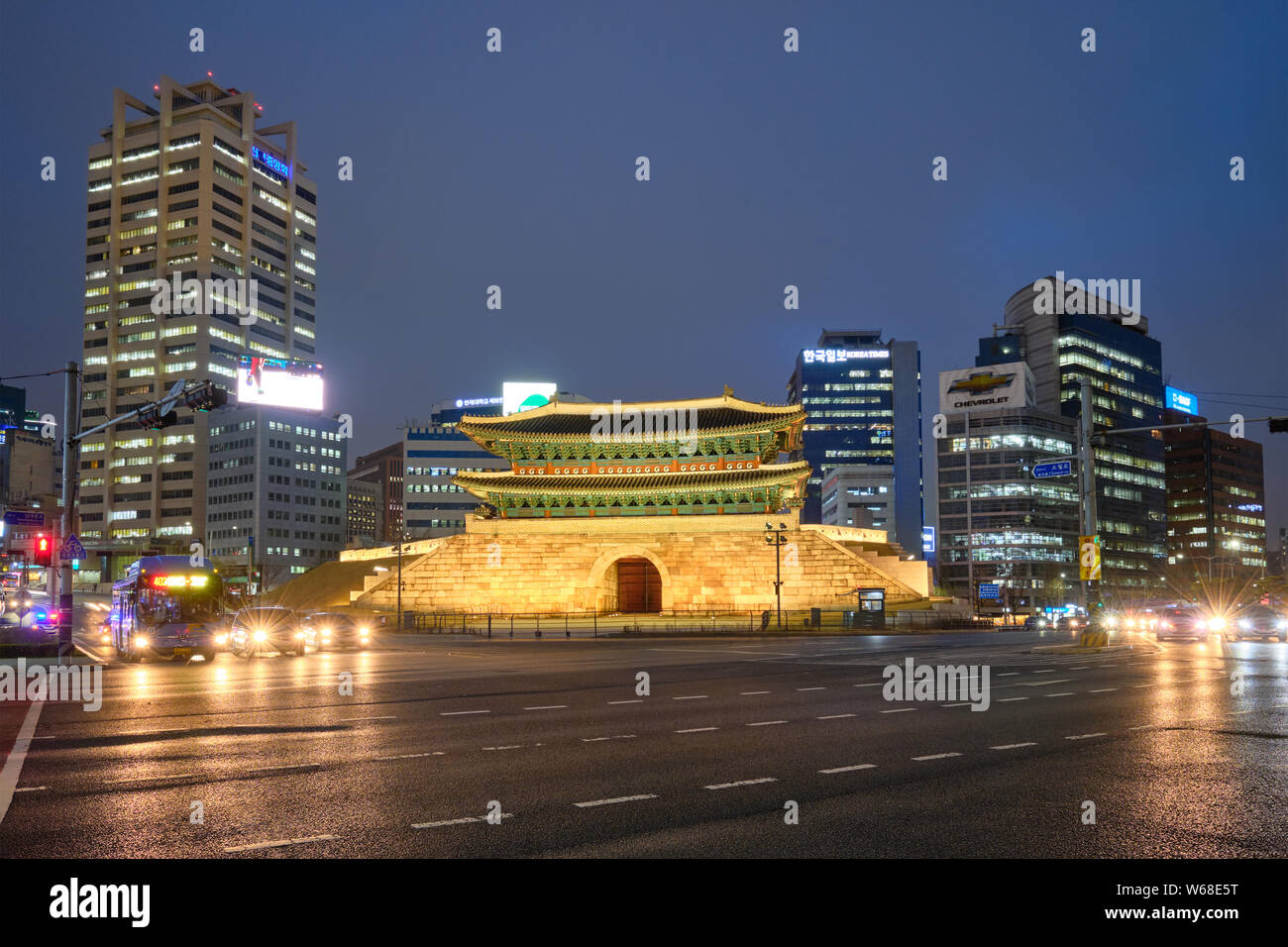 Namdaemun Tor Sungnyemun mit Stadtverkehr, Seoul, Südkorea Stockfoto