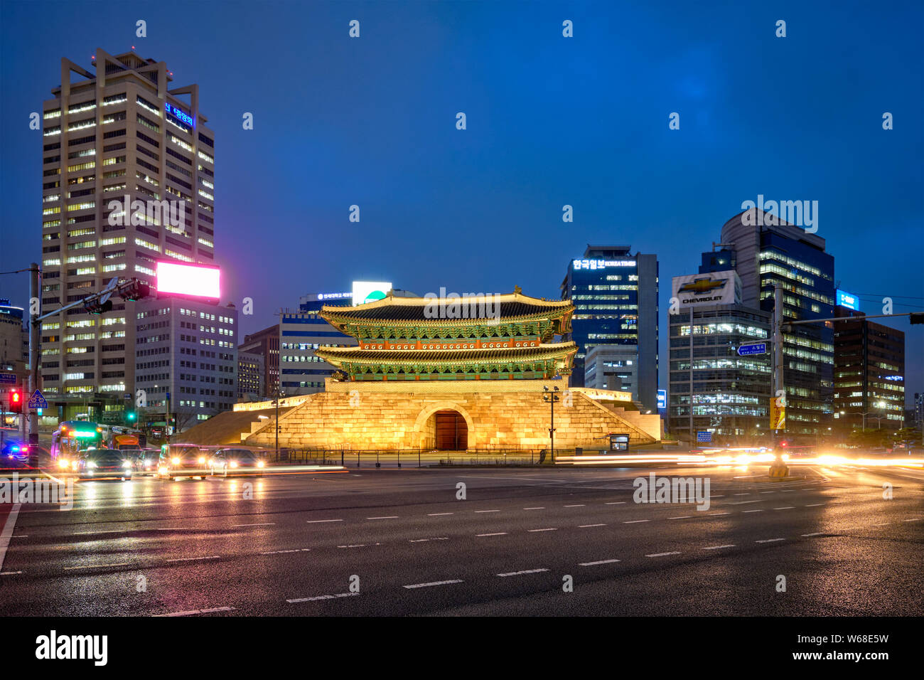 Namdaemun Tor Sungnyemun mit Stadtverkehr, Seoul, Südkorea Stockfoto