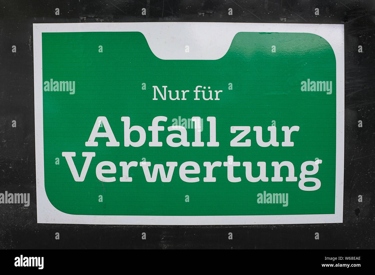 Info Schild nur von Abfällen zur Verwertung in deutscher Sprache Stockfoto