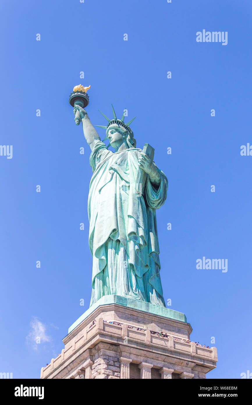 Der Blick auf die Freiheitsstatue über blauen Himmel Stockfoto