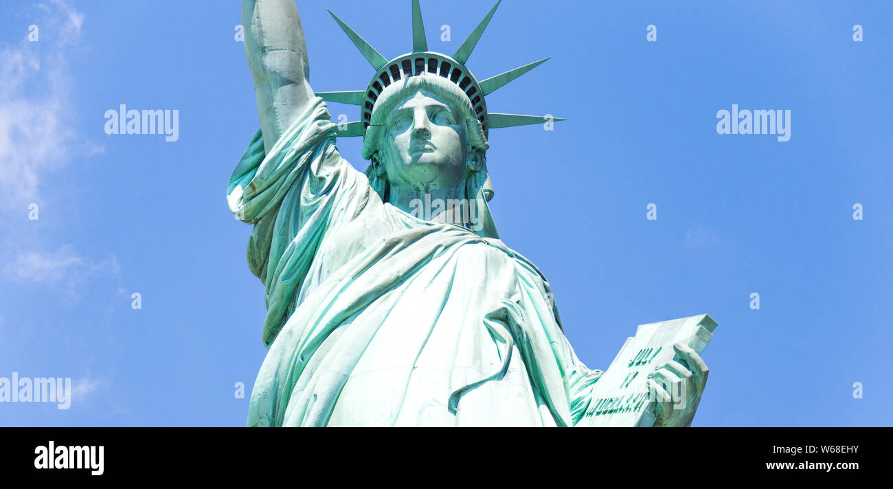 Der Blick auf die Freiheitsstatue über blauen Himmel Stockfoto