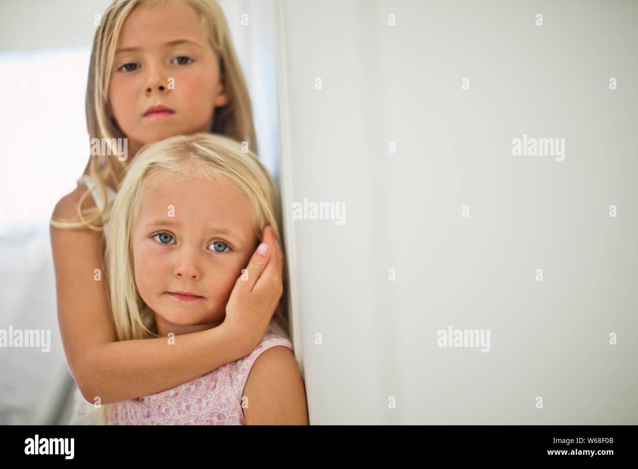 Porträt von zwei jungen Schwestern. Stockfoto
